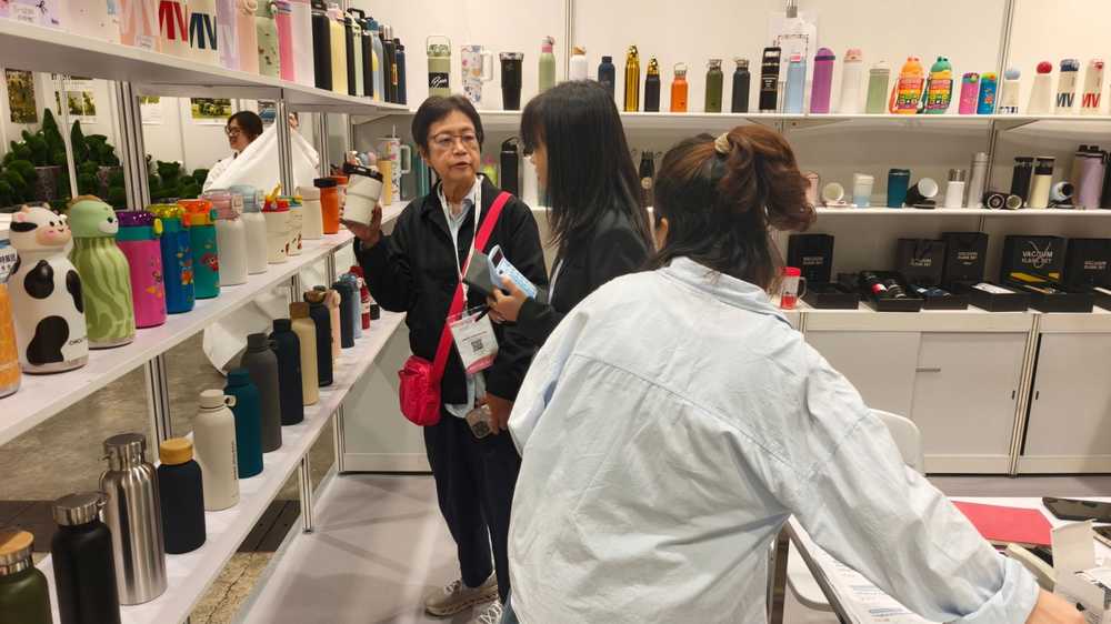 One-on-one OEM/ODM order discussion with overseas buyers at MEGA SHOW Booth 3C-B37