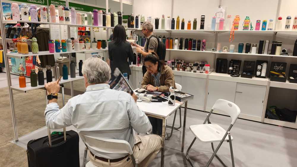 Reviewing Jupeng drinkware catalogue and model specifications at HKCEC