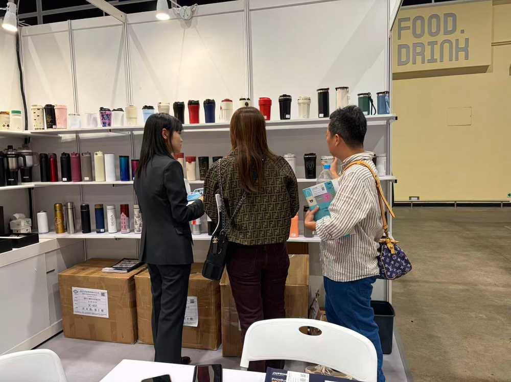 Insulated coffee mugs and tumblers reviewed by buyers at Booth 3C-B37