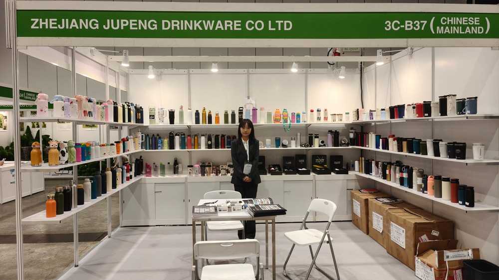Hong Kong MEGA SHOW 2026 Part 1 — Booth 3C-B37 (Zhejiang Jupeng Drinkware Co., Ltd.) fascia board and sample shelves