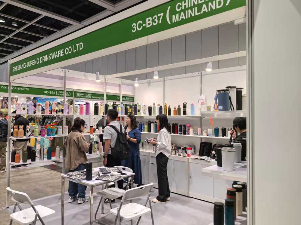 International B2B buyers inspecting insulated drinkware samples at Booth 3C-B37, HKCEC Hong Kong