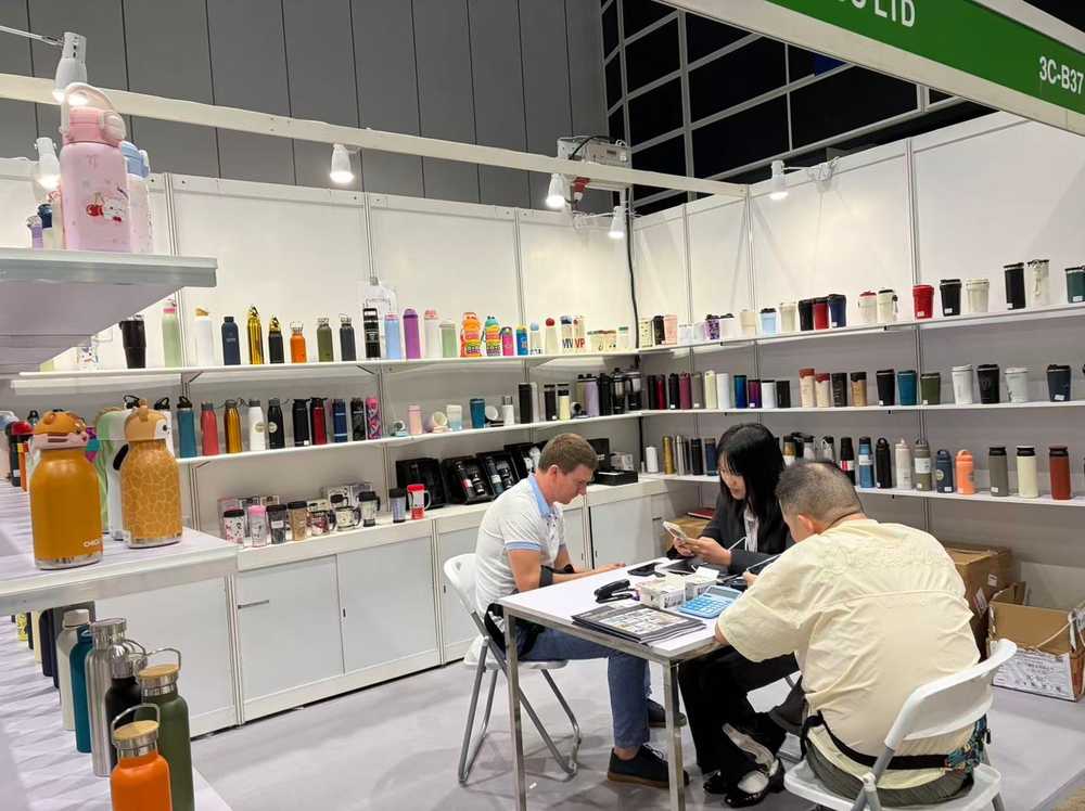 Importers discussing models, Pantone colours and packing details at Booth 3C-B37