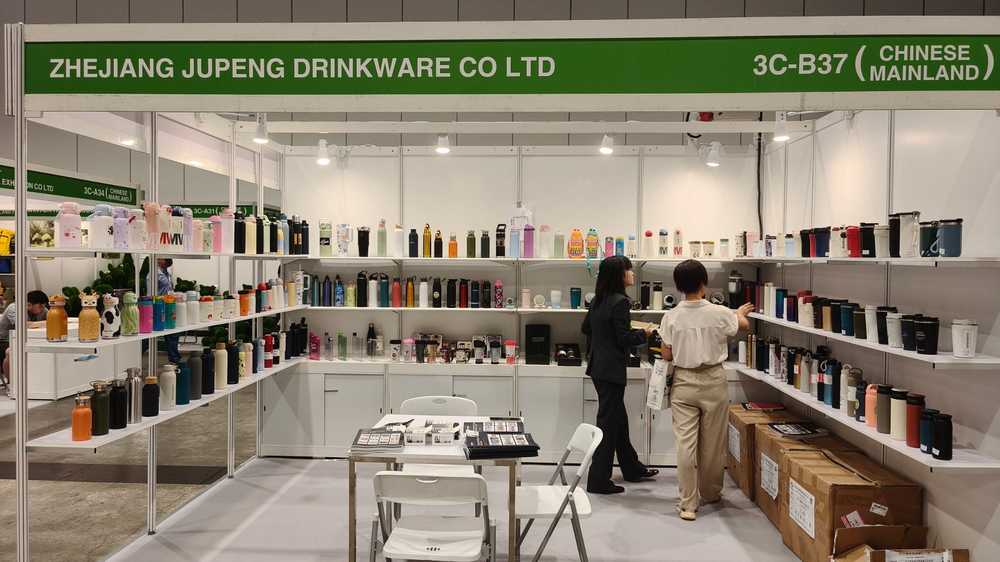 Importers comparing custom tumbler and vacuum flask finishes at Jupeng Booth 3C-B37