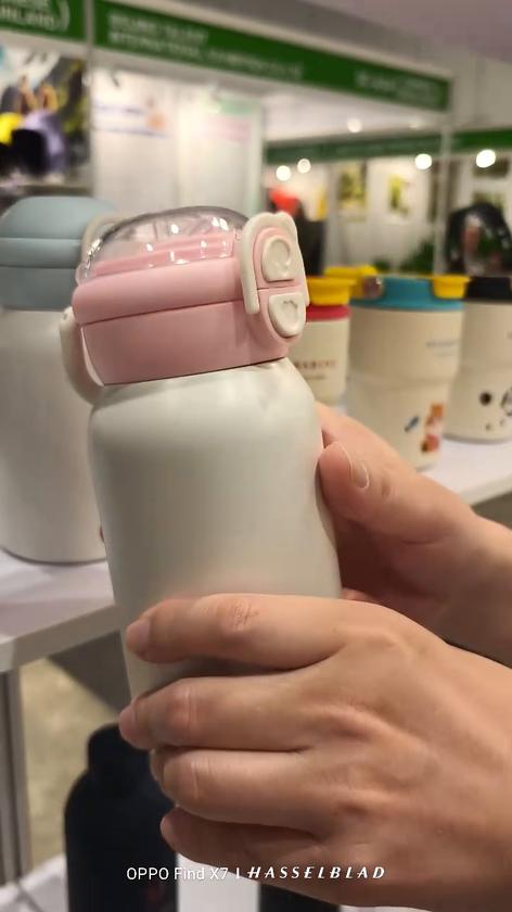 TI-1234 Insulated Straw Bottle live sample at Hong Kong MEGA SHOW Booth 3C-B37