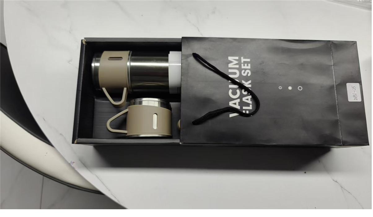 Thermos and cups gift set assembled